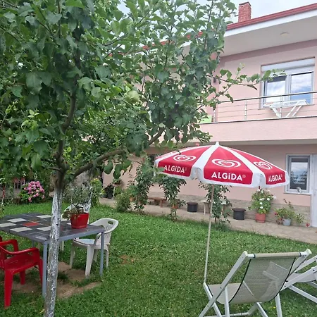 Сasa de vacaciones Gardenhouse Memlishte